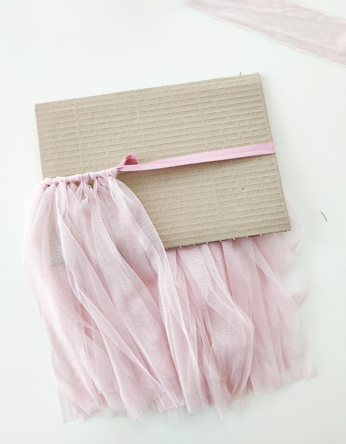      andcompliments_online_shop_brautmode_tulle_skirt_tuellrock_tuell_braut_hochzeit_online_shoppen_diy_set_schleife_schlips_einstecktuch_krawatte_fliege