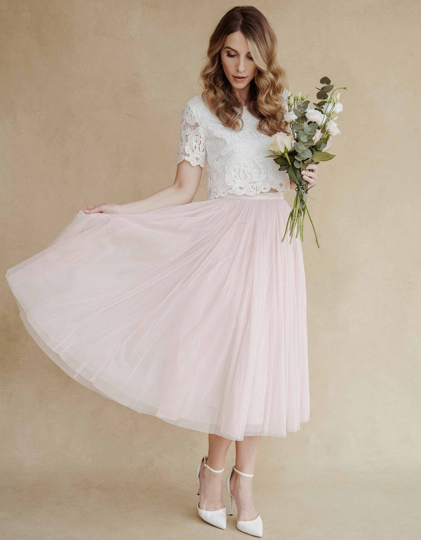 traenen_brautkleid_berater_brautkleid_finder_online_shopping_tüllrock_midi_kurz_grau_grün_jga_bridal_party_brautjungfern_vintage_boho_hochzeit_rosa  Alt-Text bearbeiten