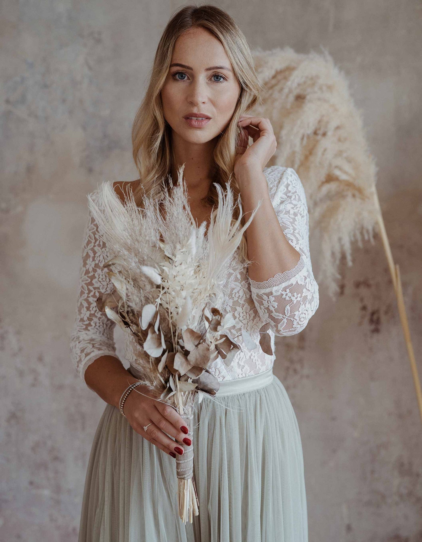 tüllrock_lang_braut_brautjungfer_tüll_zwischen_tüll_und_tränen_pinterest_mood_boho_braut_salbei  Alt-Text bearbeiten