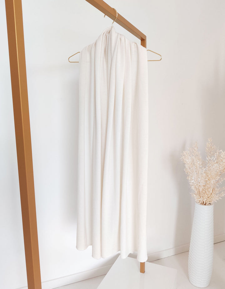 andcompliments_strickmantel_jacke_grafisch_wifey_braut_jga_hochzeit_andcompliments_constant_love_brautmode_online_shop_tuellrock_tuell_rock_weiss_stola_poncho_ivory
