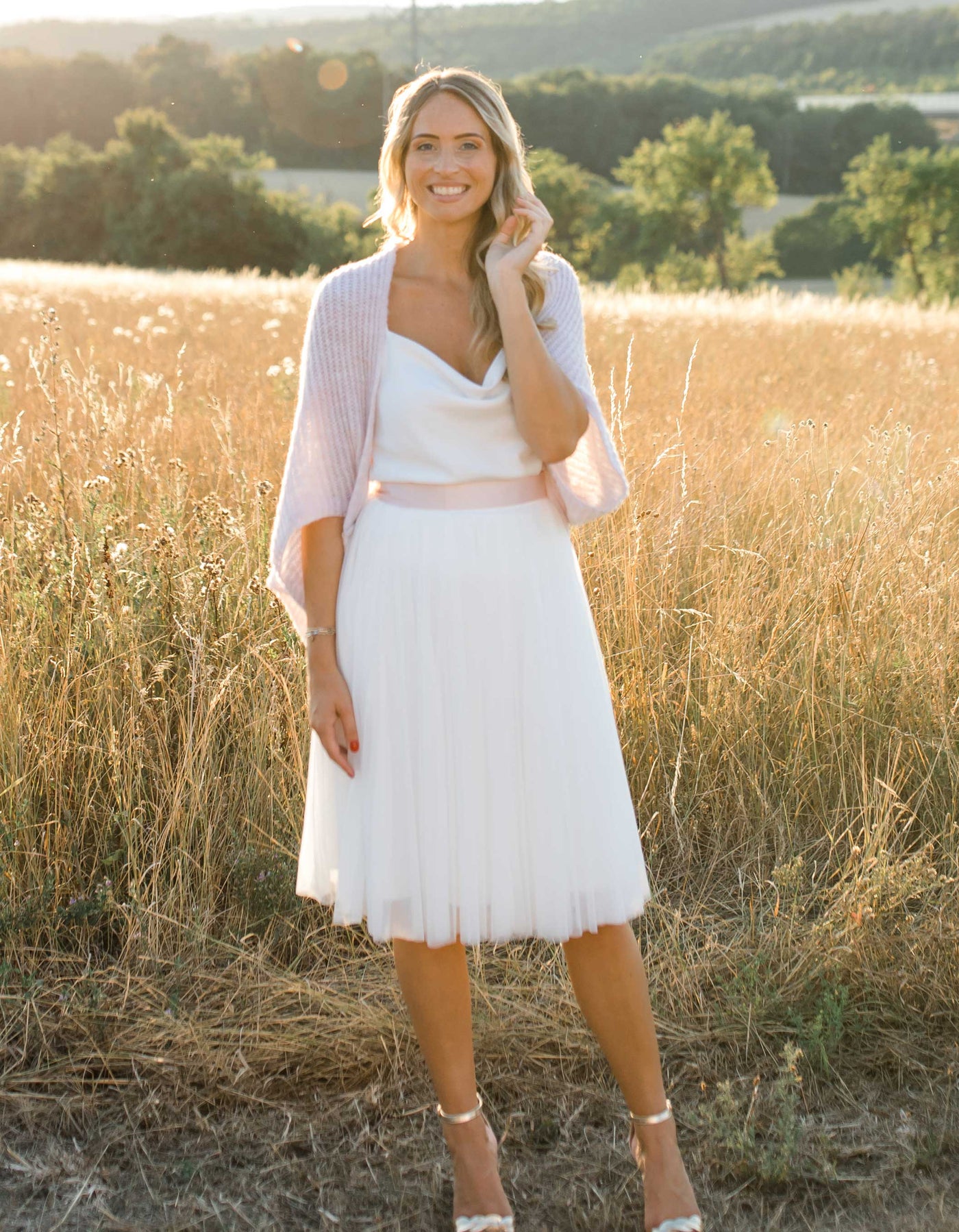 andcompliments_strickmantel_jacke_grafisch_wifey_braut_jga_hochzeit_andcompliments_constant_love_brautmode_online_shop_tuellrock_tuell_rock_weiss_stola_rosa