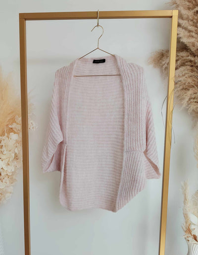andcompliments_strickmantel_jacke_grafisch_wifey_braut_jga_hochzeit_andcompliments_constant_love_brautmode_online_shop_tuellrock_tuell_rock_weiss_stola_rosa