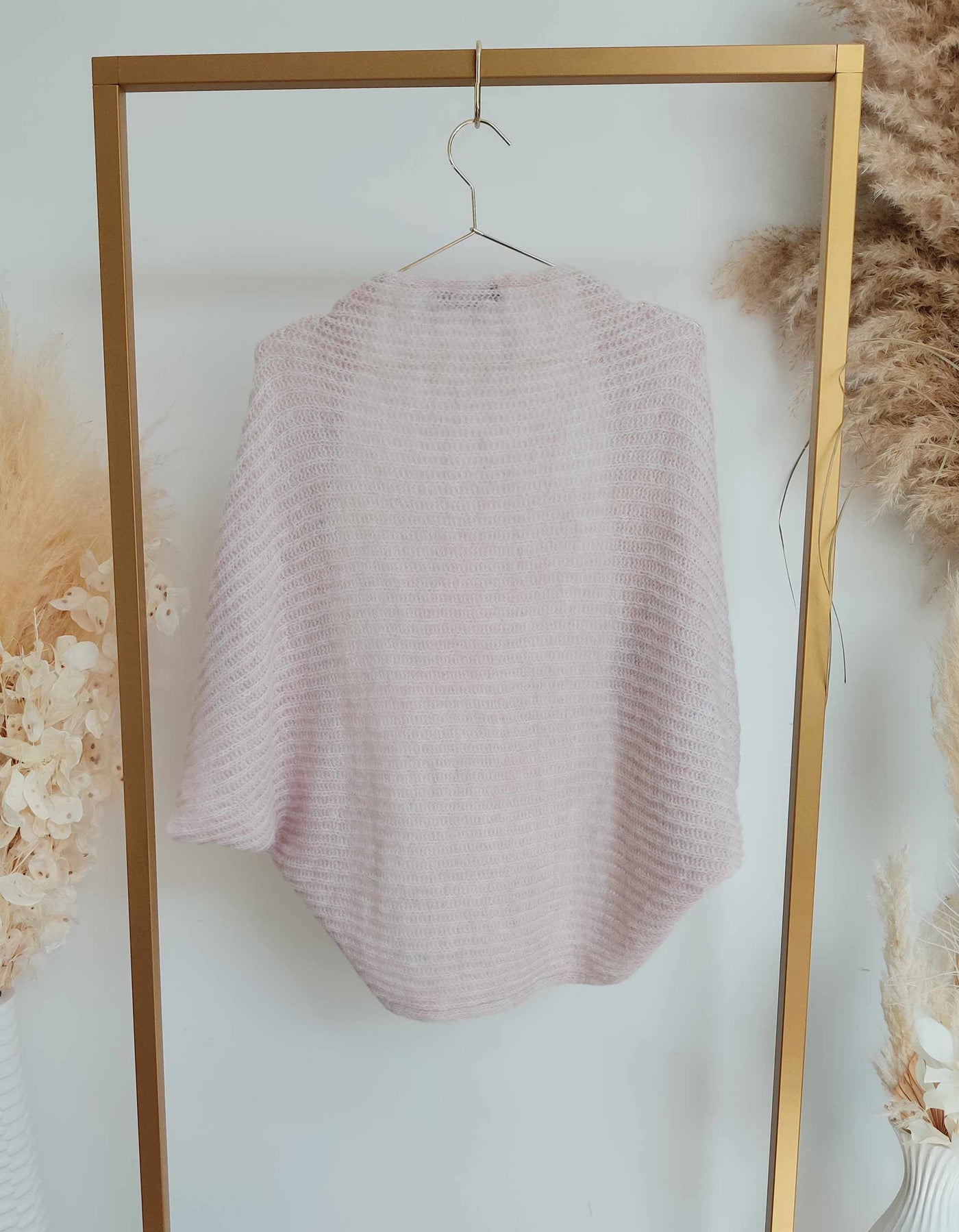 andcompliments_strickmantel_jacke_grafisch_wifey_braut_jga_hochzeit_andcompliments_constant_love_brautmode_online_shop_tuellrock_tuell_rock_weiss_stola_rosa