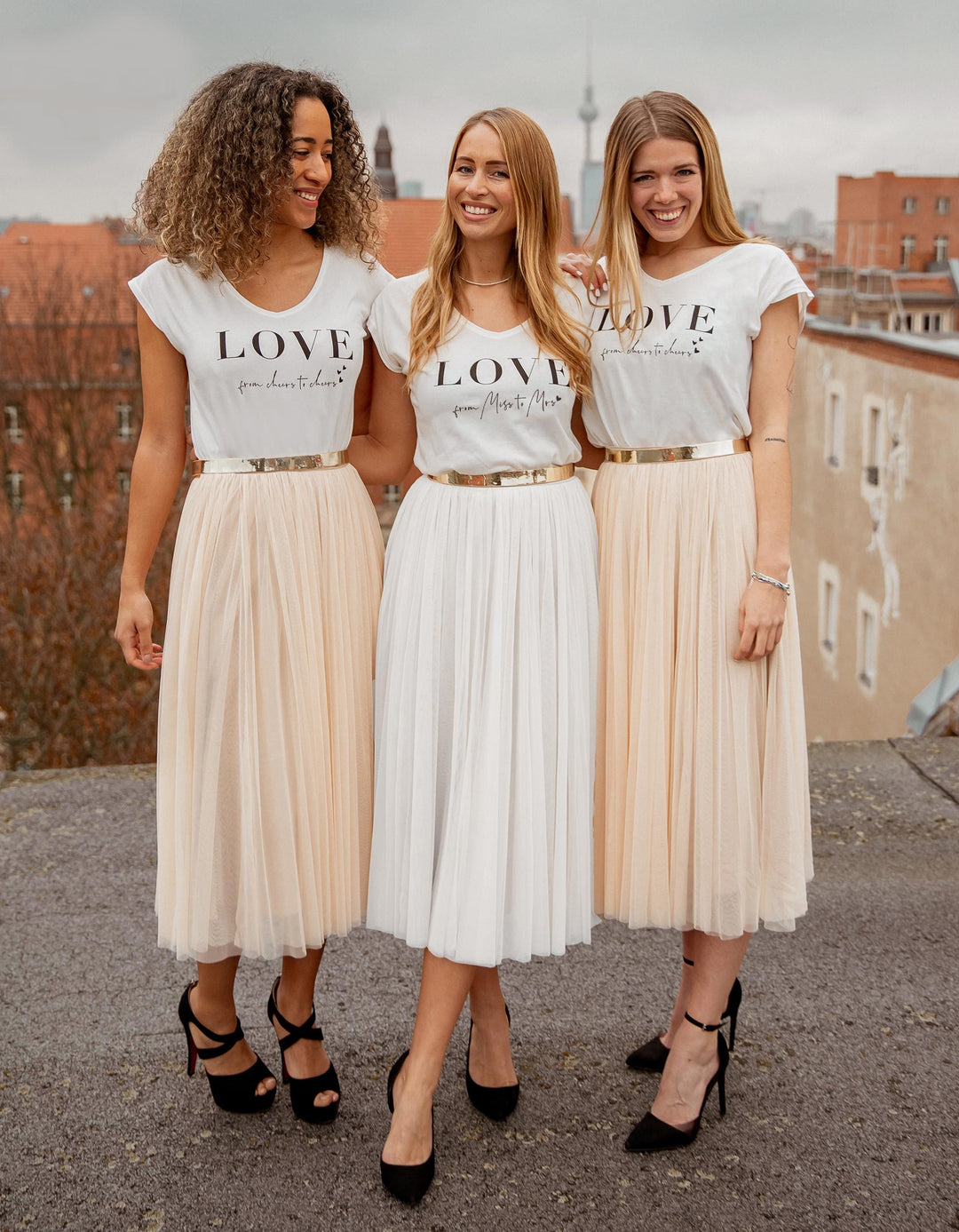 bride_love_flitterwochen_outfit_junggesellinnenabschied_braut_brautjungfern_tshirt_love_from_miss_to_mrs_shirt_bestseller