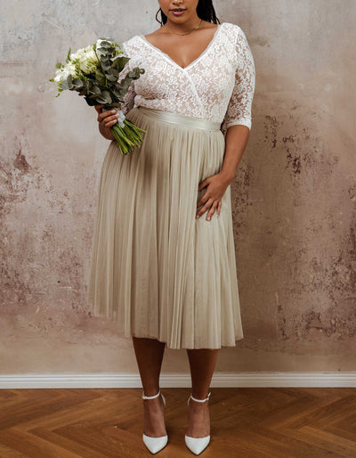 constant_love_online_shop_braut_hochzeit_andcompliments_berlin_braut_tuellrock_tuell_rock_spitze_spitzenoberteil_brautkleid_kleid_langarm_aermel_standesamt_plus_size_curvy_grosse_48_50_52