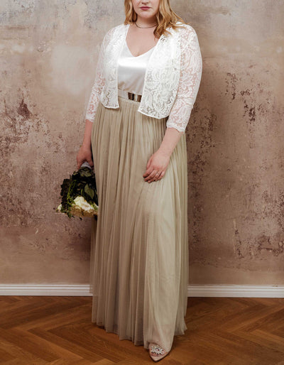 constant_love_online_shop_braut_hochzeit_andcompliments_berlin_braut_tuellrock_tuell_rock_spitze_spitzenoberteil_brautkleid_kleid_langarm_aermel_standesamt_plus_size_curvy_grosse_48_50_52