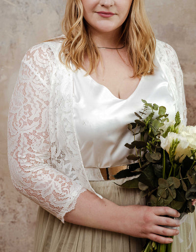 constant_love_online_shop_braut_hochzeit_andcompliments_berlin_braut_tuellrock_tuell_rock_spitze_spitzenoberteil_brautkleid_kleid_langarm_aermel_standesamt_plus_size_curvy_grosse_48_50_52