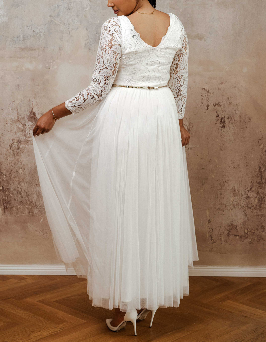 constant_love_online_shop_braut_hochzeit_andcompliments_berlin_braut_tuellrock_tuell_rock_spitze_spitzenoberteil_brautkleid_kleid_langarm_aermel_standesamt_plus_size_curvy_grosse_48_50_52_3XL_4XL