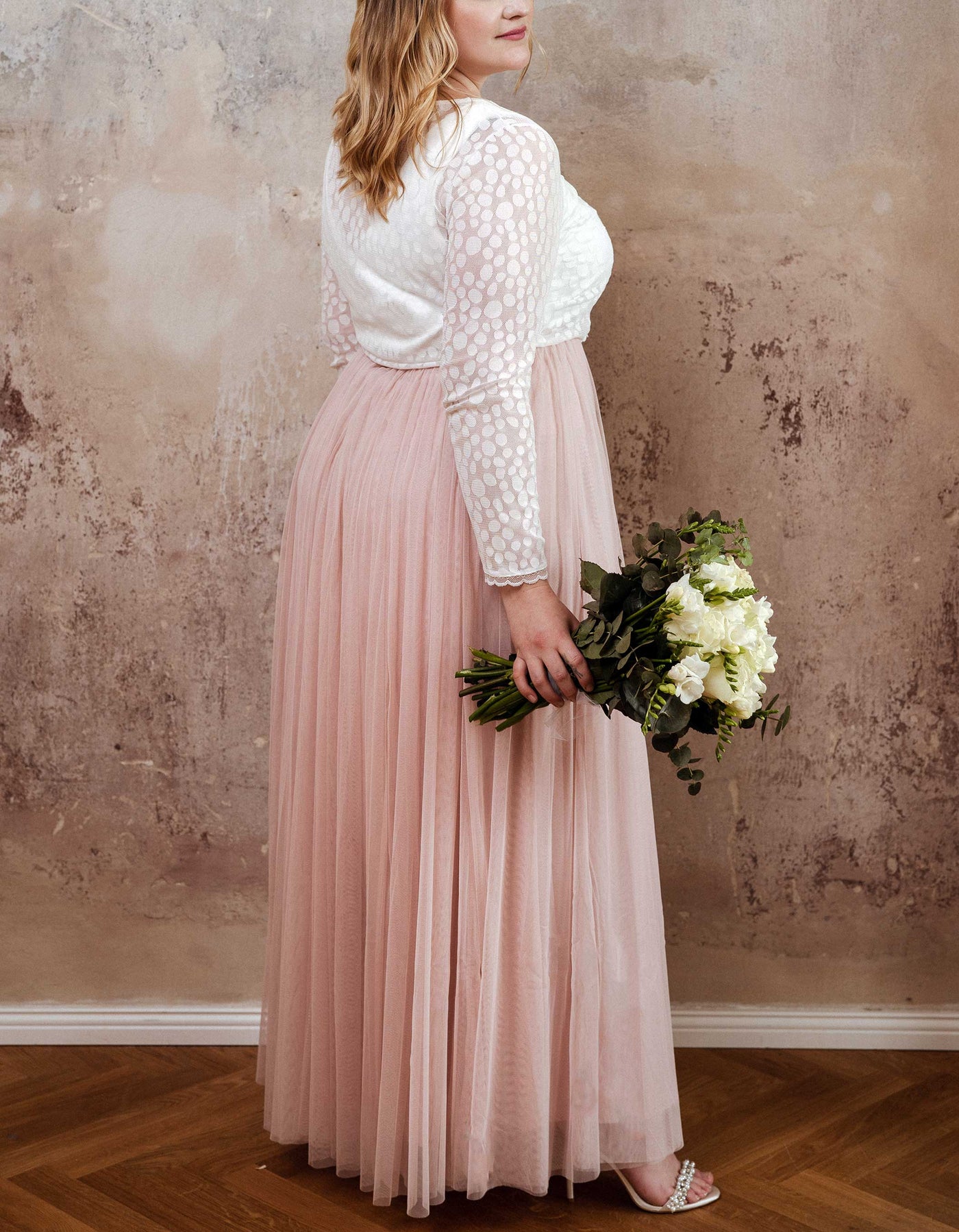constant_love_online_shop_braut_hochzeit_andcompliments_berlin_braut_tuellrock_tuell_rock_spitze_spitzenoberteil_brautkleid_kleid_langarm_aermel_standesamt_plus_size_curvy_grosse_48_50_52