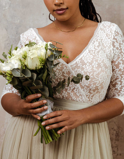 constant_love_online_shop_braut_hochzeit_andcompliments_berlin_braut_tuellrock_tuell_rock_spitze_spitzenoberteil_brautkleid_kleid_langarm_aermel_standesamt_plus_size_curvy_grosse_48_50_52
