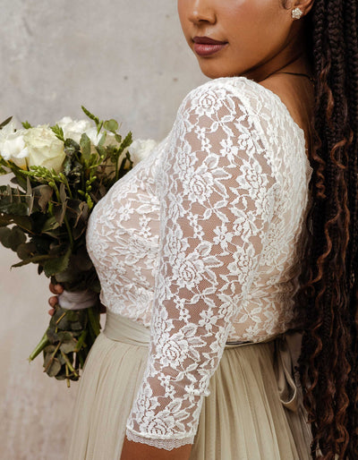 constant_love_online_shop_braut_hochzeit_andcompliments_berlin_braut_tuellrock_tuell_rock_spitze_spitzenoberteil_brautkleid_kleid_langarm_aermel_standesamt_plus_size_curvy_grosse_48_50_52