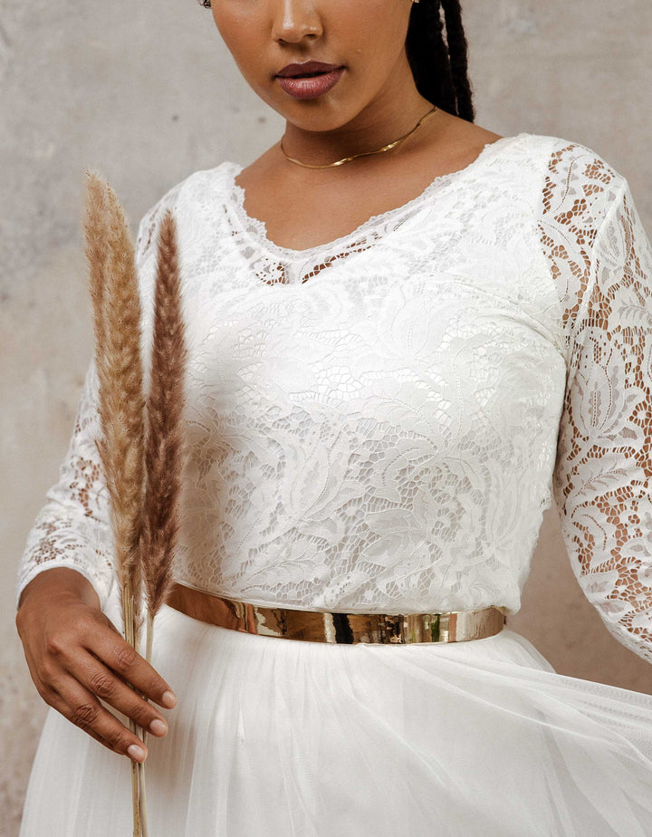 constant_love_online_shop_braut_hochzeit_andcompliments_berlin_braut_tuellrock_tuell_rock_spitze_spitzenoberteil_brautkleid_kleid_langarm_aermel_standesamt_plus_size_curvy_grosse_48_50_52