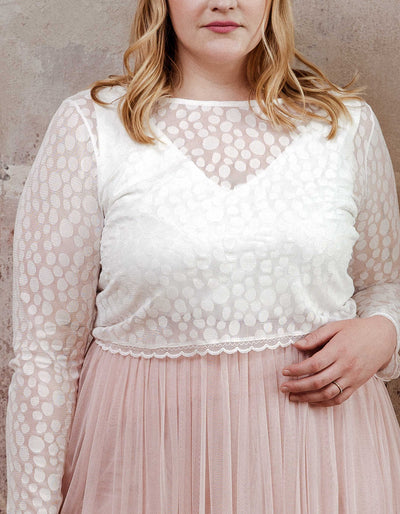 constant_love_online_shop_braut_hochzeit_andcompliments_berlin_braut_tuellrock_tuell_rock_spitze_spitzenoberteil_brautkleid_kleid_langarm_aermel_standesamt_plus_size_curvy_grosse_48_50_52