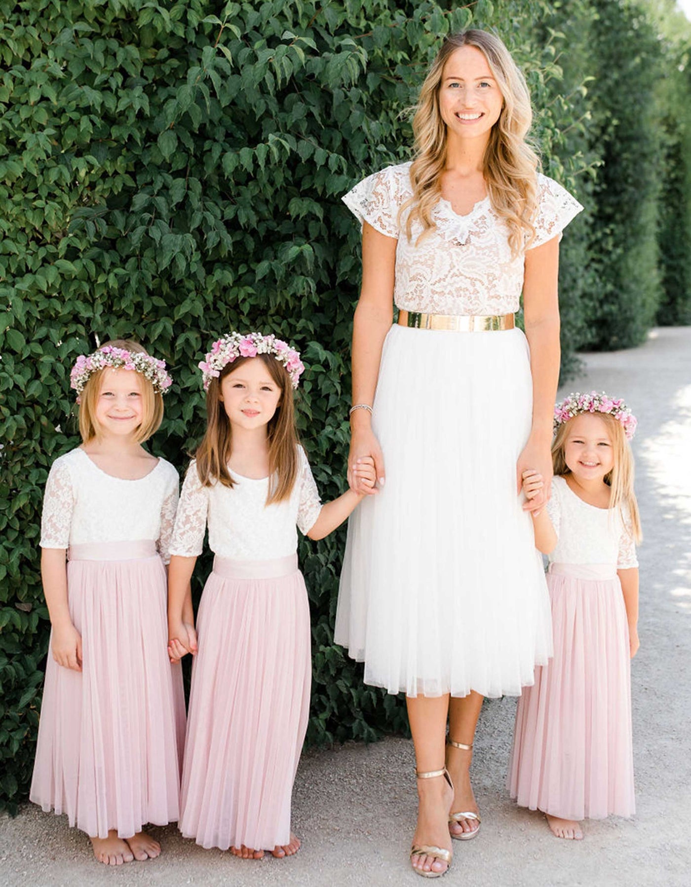 constant_love_online_shop_braut_hochzeit_andcompliments_berlin_standesamt_boho_spitze_blumen_maedchen_taufe_kommunion_kinder_maedchen_kleid_tuellrock_tuell_kleid_spitze-softrose_mädchen_kommunion_kleid_prinzessin_bequem_made_in_europe  Alt-Text bearbeiten