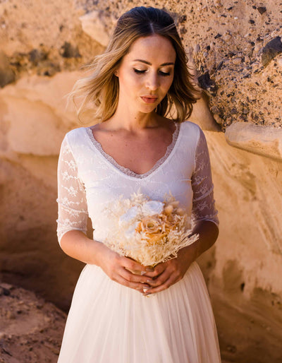 constant_love_online_shop_braut_hochzeit_andcompliments_berlin_team_braut_tuellrock_tuell_rock_spitze_spitzenoberteil_brautkleid_kleid_langarm_aermel_standesamt_boho_body_clean_gestretcht