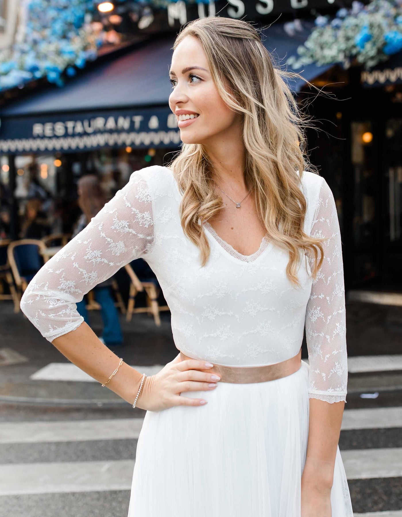 constant_love_online_shop_braut_hochzeit_andcompliments_berlin_team_braut_tuellrock_tuell_rock_spitze_spitzenoberteil_brautkleid_kleid_langarm_aermel_standesamt_boho_body_clean_gestretcht  Alt-Text bearbeiten