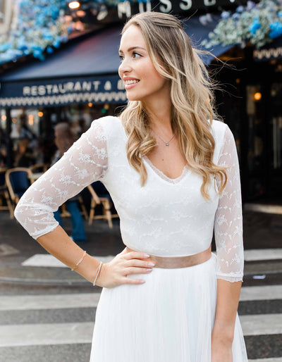 constant_love_online_shop_braut_hochzeit_andcompliments_berlin_team_braut_tuellrock_tuell_rock_spitze_spitzenoberteil_brautkleid_kleid_langarm_aermel_standesamt_boho_body_clean_gestretcht  Alt-Text bearbeiten