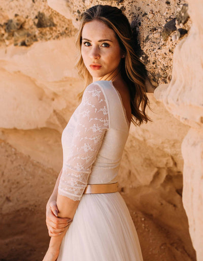constant_love_online_shop_braut_hochzeit_andcompliments_berlin_team_braut_tuellrock_tuell_rock_spitze_spitzenoberteil_brautkleid_kleid_langarm_aermel_standesamt_boho_body_clean_gestretcht