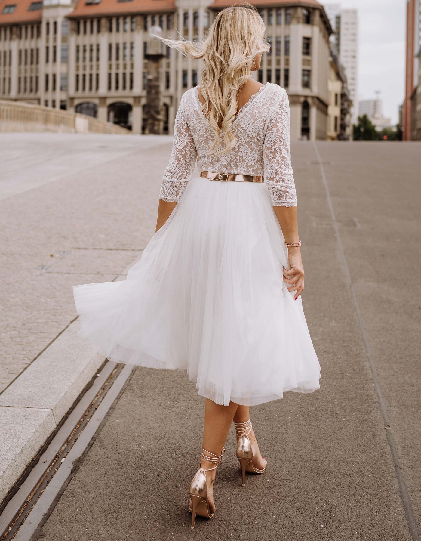 constant_love_online_shop_braut_hochzeit_andcompliments_berlin_team_braut_tuellrock_tuell_rock_spitze_spitzenoberteil_brautkleid_kleid_langarm_aermel_standesamt_boho_spitze_body