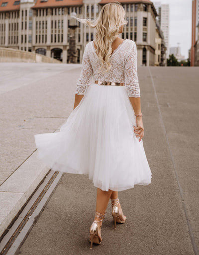 constant_love_online_shop_braut_hochzeit_andcompliments_berlin_team_braut_tuellrock_tuell_rock_spitze_spitzenoberteil_brautkleid_kleid_langarm_aermel_standesamt_boho_spitze_body