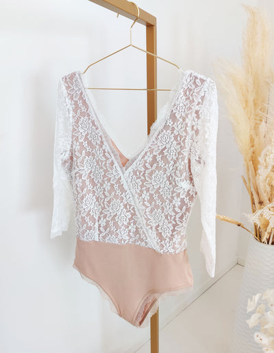 constant_love_online_shop_braut_hochzeit_andcompliments_berlin_team_braut_tuellrock_tuell_rock_spitze_spitzenoberteil_brautkleid_kleid_langarm_aermel_standesamt_boho_spitze_body