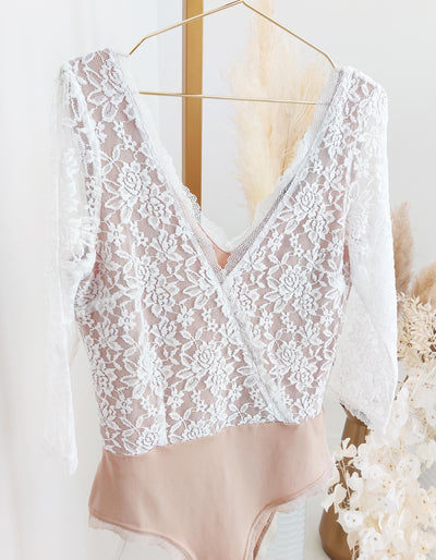 constant_love_online_shop_braut_hochzeit_andcompliments_berlin_team_braut_tuellrock_tuell_rock_spitze_spitzenoberteil_brautkleid_kleid_langarm_aermel_standesamt_boho_spitze_body