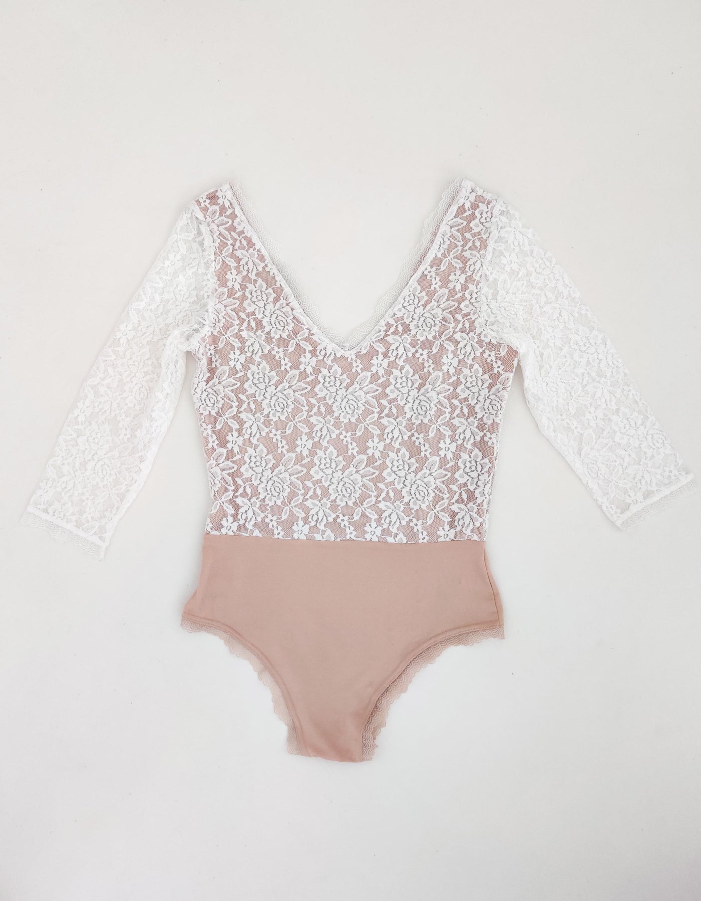 constant_love_online_shop_braut_hochzeit_andcompliments_berlin_team_braut_tuellrock_tuell_rock_spitze_spitzenoberteil_brautkleid_kleid_langarm_aermel_standesamt_boho_spitze_body