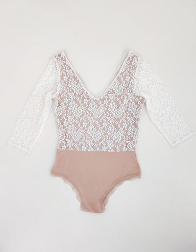 constant_love_online_shop_braut_hochzeit_andcompliments_berlin_team_braut_tuellrock_tuell_rock_spitze_spitzenoberteil_brautkleid_kleid_langarm_aermel_standesamt_boho_spitze_body