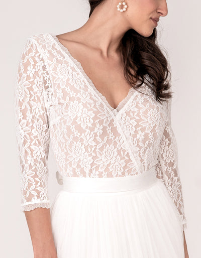 constant_love_online_shop_braut_hochzeit_andcompliments_berlin_team_braut_tuellrock_tuell_rock_spitze_spitzenoberteil_brautkleid_kleid_langarm_aermel_standesamt_boho_spitze_body