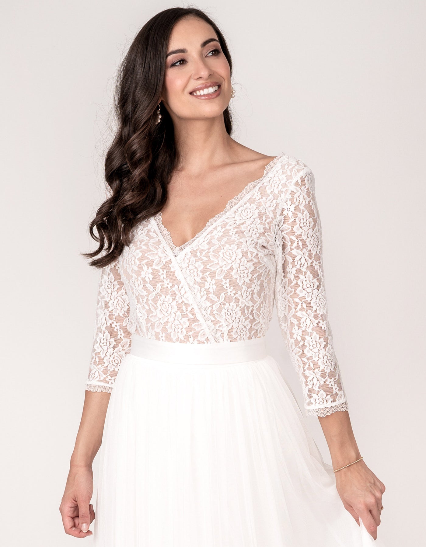 constant_love_online_shop_braut_hochzeit_andcompliments_berlin_team_braut_tuellrock_tuell_rock_spitze_spitzenoberteil_brautkleid_kleid_langarm_aermel_standesamt_boho_spitze_body