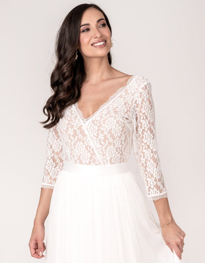 constant_love_online_shop_braut_hochzeit_andcompliments_berlin_team_braut_tuellrock_tuell_rock_spitze_spitzenoberteil_brautkleid_kleid_langarm_aermel_standesamt_boho_spitze_body