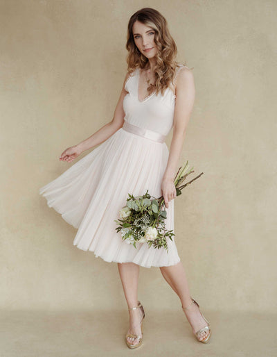 andcompliments_online_shop_brautmode_tulle_skirt_tuellrock_tuell_braut_hochzeit_online_shoppen_peach_blush_hochzeitsgast_kurz