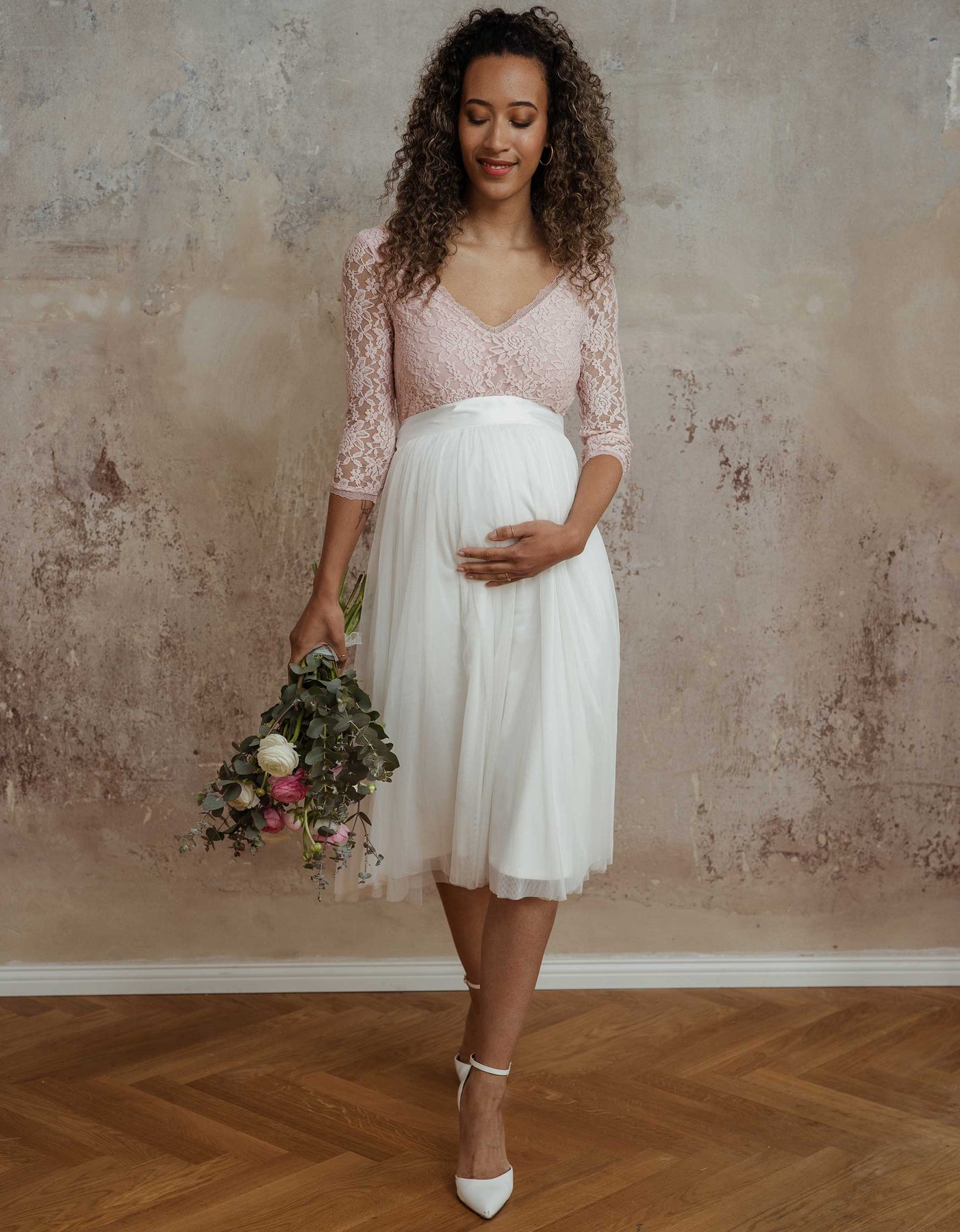 Umstandsbody aus Spitze mit elegantem Rückendesign