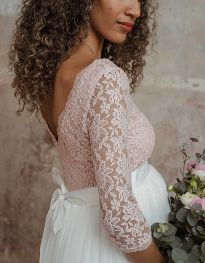 constant_love_online_shop_braut_hochzeit_andcompliments_berlin_team_braut_tullrock_tull_rock_spitze_spitzenoberteil_brautkleid_kleid_langarm_armel_standesamt_boho_spitze_body_schwanger_umstandsmode_maternity  Alt-Text bearbeiten