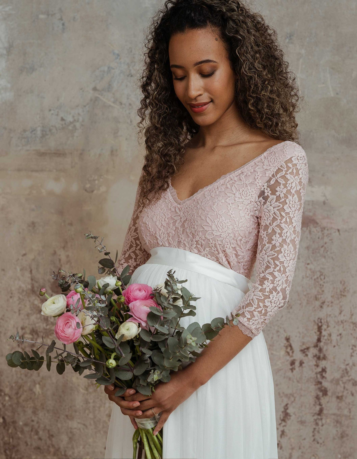constant_love_online_shop_braut_hochzeit_andcompliments_berlin_team_braut_tullrock_tull_rock_spitze_spitzenoberteil_brautkleid_kleid_langarm_armel_standesamt_boho_spitze_body_schwanger_umstandsmode_maternity  Alt-Text bearbeiten
