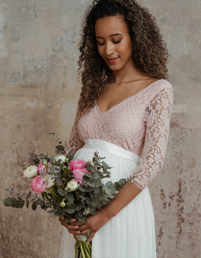 constant_love_online_shop_braut_hochzeit_andcompliments_berlin_team_braut_tullrock_tull_rock_spitze_spitzenoberteil_brautkleid_kleid_langarm_armel_standesamt_boho_spitze_body_schwanger_umstandsmode_maternity  Alt-Text bearbeiten
