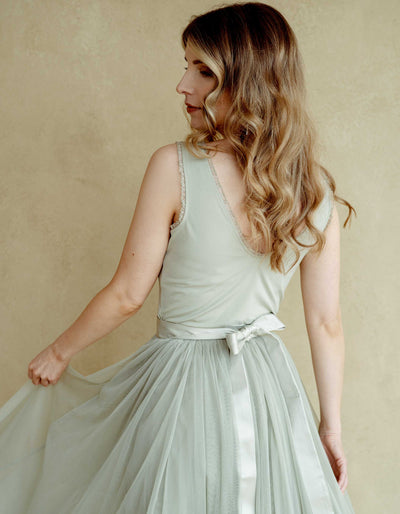 constant_love_online_shop_braut_hochzeit_andcompliments_berlin_team_braut_tullrock_tull_rock_spitze_spitzenoberteil_brautkleid_kleid_langarm_armel_standesamt_boho_spitze_body_basic_salbei_gruen