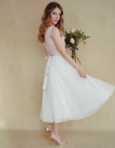 constant_love_online_shop_braut_hochzeit_andcompliments_berlin_team_braut_tullrock_tull_rock_spitze_spitzenoberteil_brautkleid_kleid_langarm_armel_standesamt_boho_spitze_body_basic_brautjungfern_outfit_hochzeitsgast
