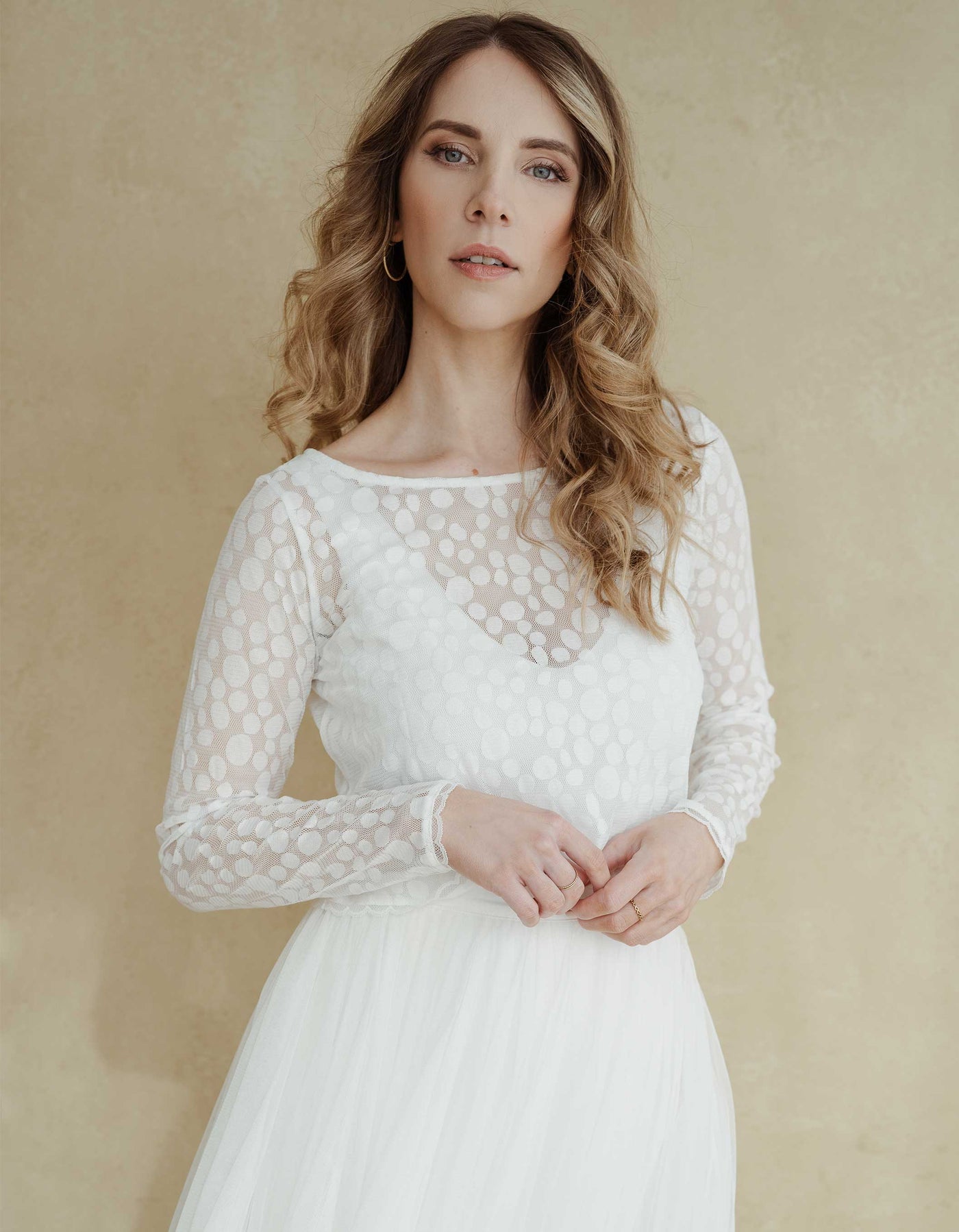constant_love_online_shop_braut_hochzeit_andcompliments_berlin_team_braut_tullrock_tull_rock_spitze_spitzenoberteil_brautkleid_kleid_langarm_armel_standesamt_boho_spitze_body_dot_punkt
