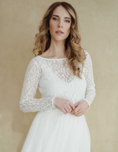 constant_love_online_shop_braut_hochzeit_andcompliments_berlin_team_braut_tullrock_tull_rock_spitze_spitzenoberteil_brautkleid_kleid_langarm_armel_standesamt_boho_spitze_body_dot_punkt