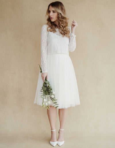 constant_love_online_shop_braut_hochzeit_andcompliments_berlin_team_braut_tullrock_tull_rock_spitze_spitzenoberteil_brautkleid_kleid_langarm_armel_standesamt_boho_spitze_body_dot_punkt