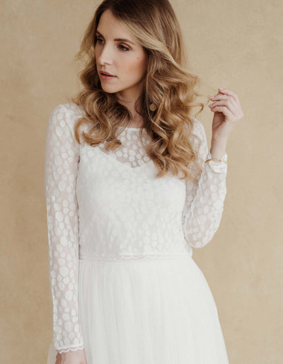 constant_love_online_shop_braut_hochzeit_andcompliments_berlin_team_braut_tullrock_tull_rock_spitze_spitzenoberteil_brautkleid_kleid_langarm_armel_standesamt_boho_spitze_body_dot_punkt