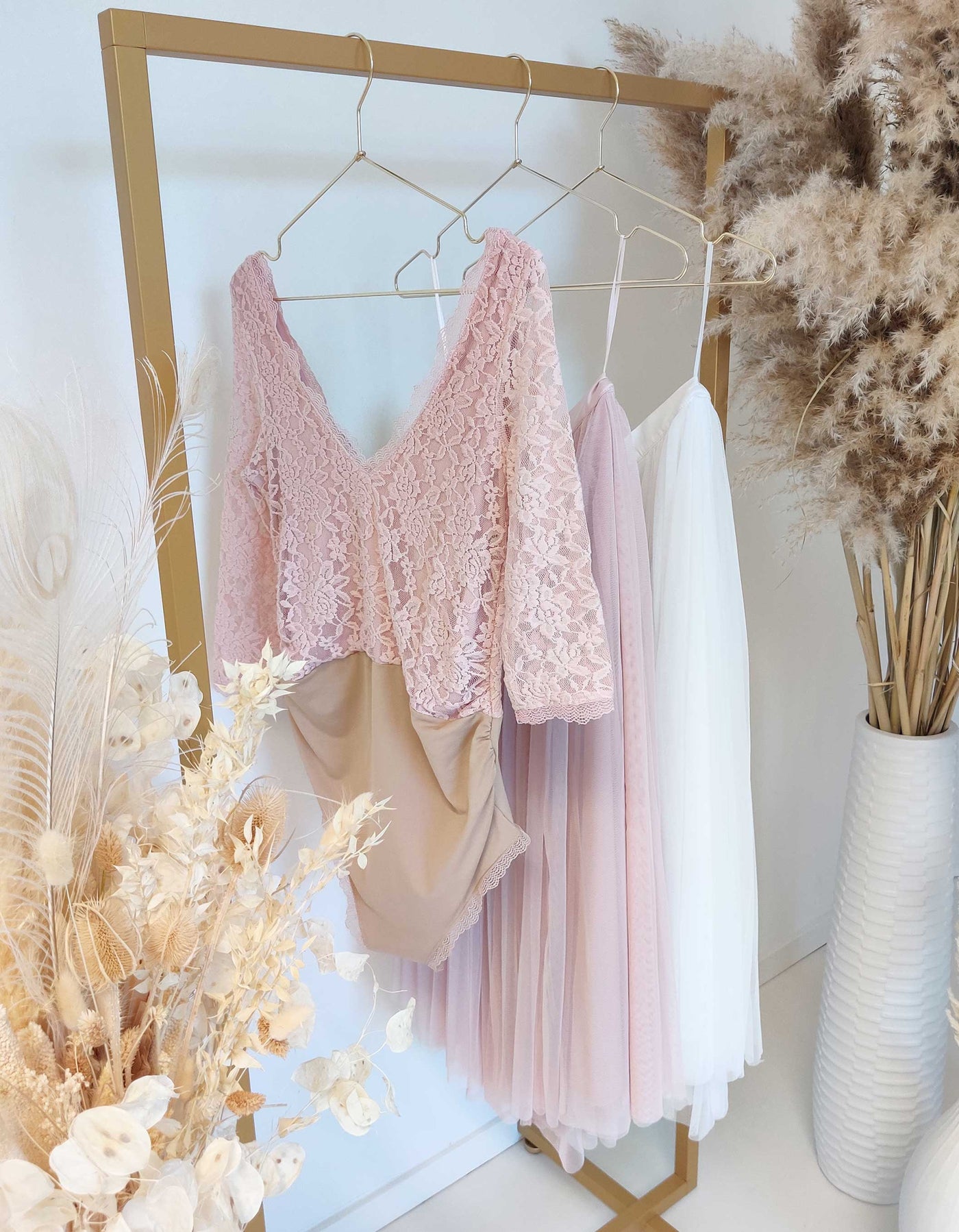 constant_love_online_shop_braut_hochzeit_andcompliments_berlin_team_braut_tullrock_tull_rock_spitze_spitzenoberteil_brautkleid_kleid_langarm_armel_standesamt_boho_spitze_body_schwanger_umstandsmode_maternity