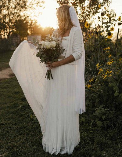 constant_love_online_shop_braut_hochzeit_andcompliments_berlin_tuellrock_tuell_rock_brautkleid_kleid_standesamt_body_clean_crepe_herbst_winter_hochzeit_wassefall_spaghetti  Alt-Text bearbeiten