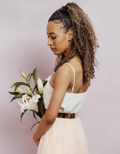 constant_love_online_shop_braut_hochzeit_andcompliments_berlin_tuellrock_tuell_rock_brautkleid_kleid_standesamt_body_clean_crepe_herbst_winter_hochzeit_wassefall_spaghetti  Alt-Text bearbeiten