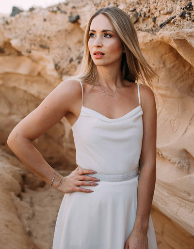 constant_love_online_shop_braut_hochzeit_andcompliments_berlin_tuellrock_tuell_rock_brautkleid_kleid_standesamt_body_clean_crepe_herbst_winter_hochzeit_wassefall_spaghetti 