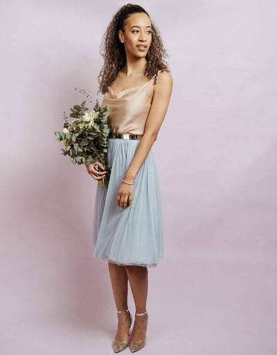 constant_love_online_shop_braut_hochzeit_andcompliments_berlin_tuellrock_tuell_rock_brautkleid_kleid_standesamt_body_clean_satin_Sommer_herbst_winter_hochzeit_wassefall_spaghetti_beige
