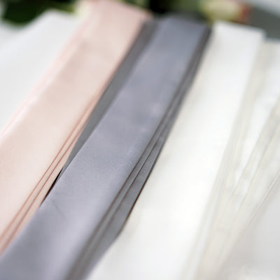 satinband_brautgürtel_gürtel_guertel_grau_cremeweiss_blush_rosa__und_geformter_kante_standesamt_online_kaufen_zwischen_tuell_und_traenen_brautkleid_berater_brautkleid_finder_brautjungfern_boho_braut_hochzeit_constantlove_