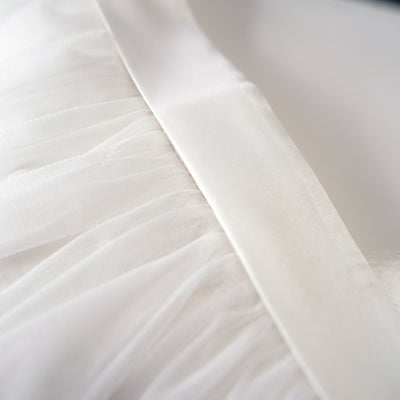 satinband_brautgürtel_gürtel_guertel_grau_cremeweiss_blush_rosa__und_geformter_kante_standesamt_online_kaufen_zwischen_tuell_und_traenen_brautkleid_berater_brautkleid_finder_brautjungfern_boho_braut_hochzeit_constantlove_