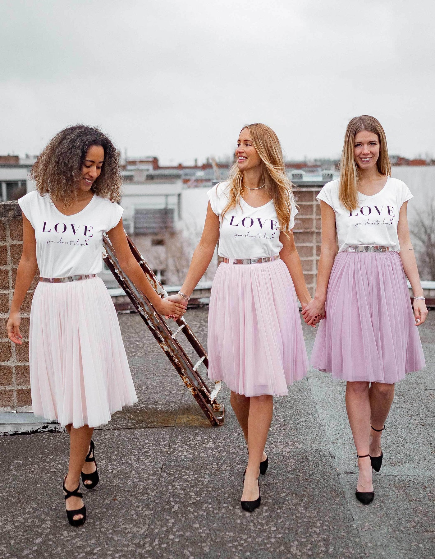 bride_love_flitterwochen_outfit_junggesellinnenabschied_braut_brautjungfern_tshirt_love_from_miss_to_mrs_shirt_bestseller
